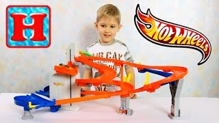 Гоночный трек Хот вилс с лифтом и машинками.2016 Trek Hot Wheels with elevator and car.