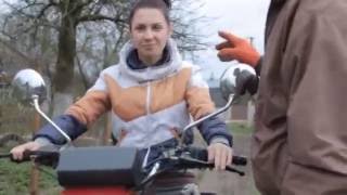 Смешное видео, как папа учит дочь ездить на мотоцикле!!!