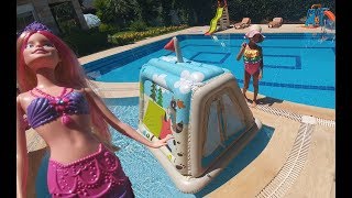 Oyun evi ve deniz kızı barbie havuzda eğlenceli çocuk videosu
