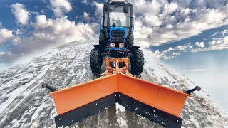 Трактор Беларус-82.1 с отвалом  и коммунальной щеткой для уборки снега