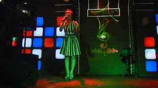 Thuy Linh singing Russian songs in Vietnamese, Hanoi. Девочка Thuy Linh поет русские песни, Ханой.