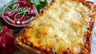Pastel Azteca con Pollo en Salsa Roja