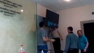 Установка 55" телевизора на кронштейн