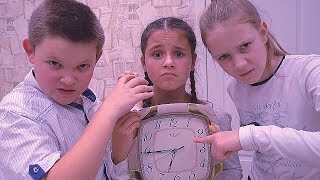 ОПОЗДАЛИ В ШКОЛУ! Даша с Друзьями ПРОГУЛЯЛИ УРОКИ Звонит Учитель