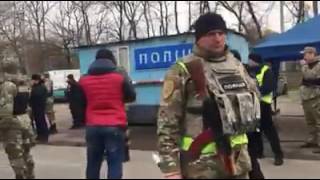 Менти вирішили зупинити колону блокади на виїзді з Харкова
