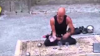 ✔ Уличный иллюзионист со стеклянными шарами • Street magician with glass balls
