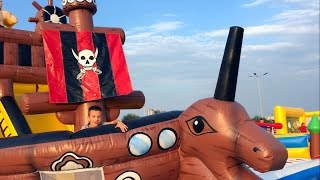 Аттракционы Детская ПЛОЩАДКА Детский БАТУТ Играем в Детском Лабиринте Kids Playground For Kids Video