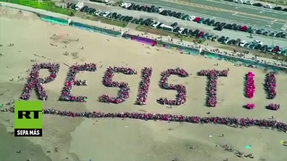 Mil manifestantes anti-Trump forman con sus cuerpos la palabra 'Resistir' en San Francisco