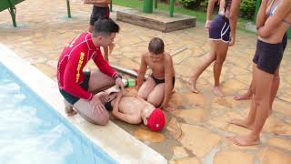 Crianças do Projeto Bombeiros do Futuro participam de treinamento de salvamento aquatico