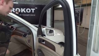 Установка экранов TROKOT на Mercedes-Benz M-klasse W166 на передние двери.