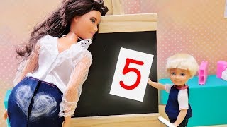 КАК ПОЛУЧИТЬ ПЯТЁРКУ в ШКОЛЕ!!! Мультик Барби - Играем в куклы про школу
