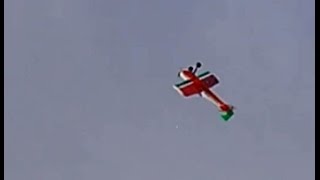 вторая модель: самодельный радиоуправляемый самолет -пилотажка из потолочки