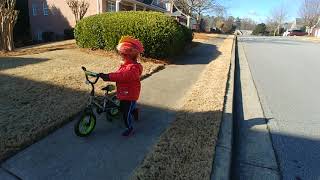 3 year old riding his bicycle around the neighborhood 3돌 혼혈아이 자전거 타기 미국생활 적응