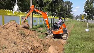 EXCAVATOR KUBOTA U35 ขุดร่องระบายน้ำวางท่อระบายน้ำ ทีมงานนิคมทีมบ้านกรวด