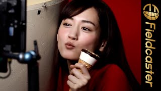 綾瀬はるかが「ジャイアントコーン」にかぶりつく！