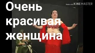 Красивая женщина танцует - Восточны танец живота