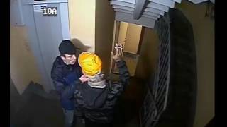 Убийство после ссоры в подъезде Петербурга попало на видео