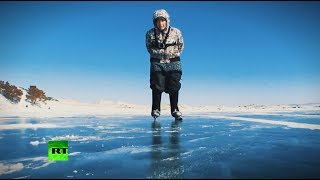 Бабушка-конькобежка: 76-летняя пенсионерка катается по замёрзшему Байкалу