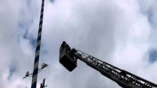 Maifeiertag: 1. Mai - Tag der Arbeit mit Hissung der Maibaum-Fahne