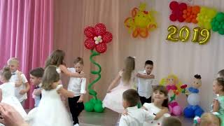 Вальс на выпускном в детском саду.