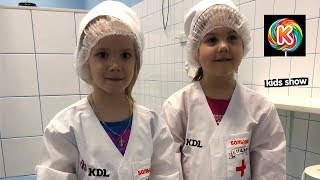 Катя и Настя устроились на работу Пеленаем и кормим Бэбиборнов Скорая помощь
