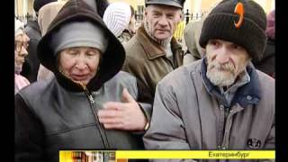 Толпы людей у Свято-Троицкого монастыря