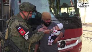 Удивительные кадры: Российские военные играют с детьми боевиков в Восточном Каламуне