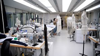 Insider- Dans les ateliers Dior, les robes de la collection Croisière 2022 prennent vie !