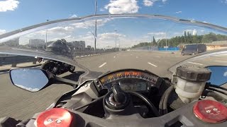 Спортбайк BMW S1000RR - пуля, даже на фоне мотоцикла Kawasaki ZX-10R ))