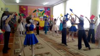 Вход на праздник  с флажками