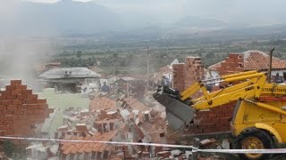 Нов опит за събарянето на незаконните ромски къщи в Гърмен - Новините на Нова (31.08.2015г.)