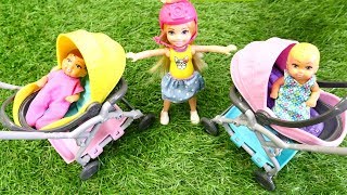 Barbie ailesi parkta. Chelsea bebekler ile oynuyor