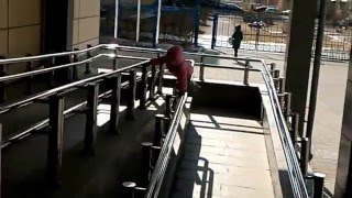 Лилия играет в прятки и догонялки с папой