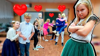 ВЕЧЕРИНКА на ДЕНЬ ВЛЮБЛЁННЫХ! Богатые школьницы делят ПАРНЕЙ?