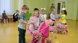Веселый танец с колясками Утренник 8 Марта Младшая группа
