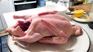 Рецепт : Лучший маринад для утки ! Утка с яблоками и черносливом в духовке. Мужчина на кухне .