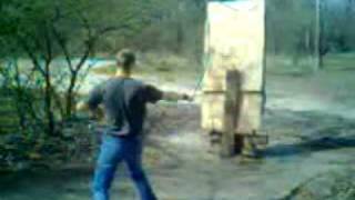батіг по стенду для ножів