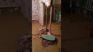 Реконструкция старого дома. День 2-ый. Снос перегородки
