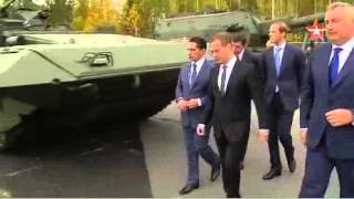 Дмитрий Медведев осмотрел танк «Армата» на выставке в Нижнем Тагиле
