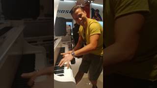 "Damn! I did it again!" - Matthew Lee al pianoforte nel DUBAI MALL@ VirginStore