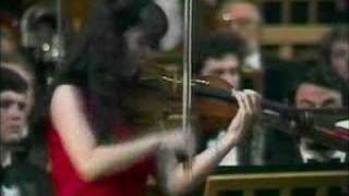 A. Suwanai plays Paganini Violin Concerto No.1 (3 of 5)