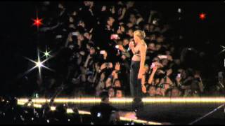 MDNA: Strip tease de Madonna au Stade de France !