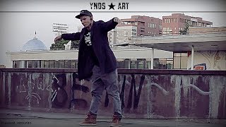 Парень круто танцует на улице под мощный трек Desperate Religion