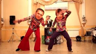 Танцующие лица гостей