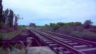 Locomotora 2007 de A F E, convoy pasando por Tapia, Canelones.