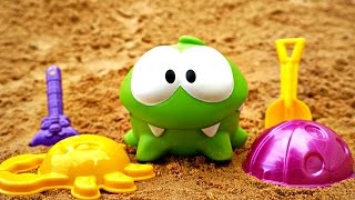 Ам Ням делает куличики. Игры в песочнице
