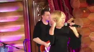 Любови Успенской кидают доллары под ноги