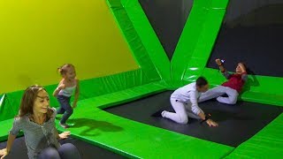 ЧЕЛЛЕНДЖ ТРЮКИ на батуте Прыгаем с Инной и Олегом Challenge для детей