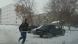С палкой по городу. В Каменске напали на авто
