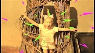 Алиса играет в Доме ВЕЛИКАНА пока он спит ! Развлечение для детей !